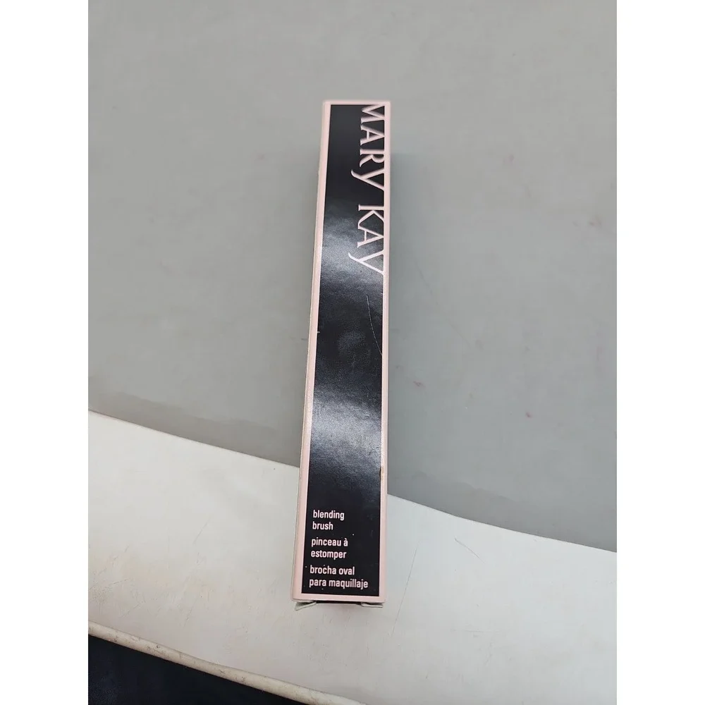 MARY KAY BLENDING BRUSH~NIB~OVAL SHAPED~HELPS PROVIDE A PERFECT‎ FINISH!!!